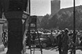 Lübeck 1956: Ein Bienenschwarm am Rathaus