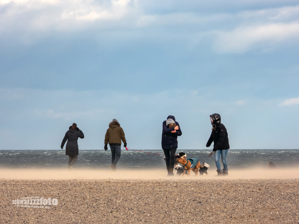 Ein Sandsturm vor dem Maritim in Travemünde