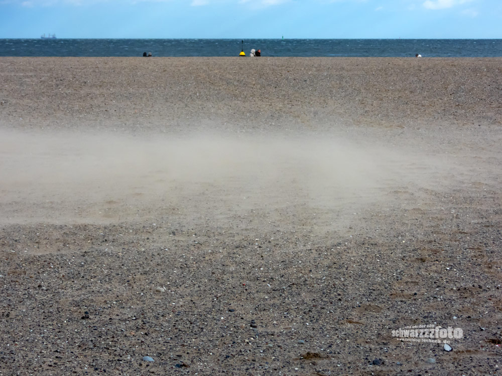 Ein Sandsturm vor dem Maritim in Travemünde