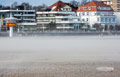 Ein Sandsturm vor dem Maritim in Travemünde