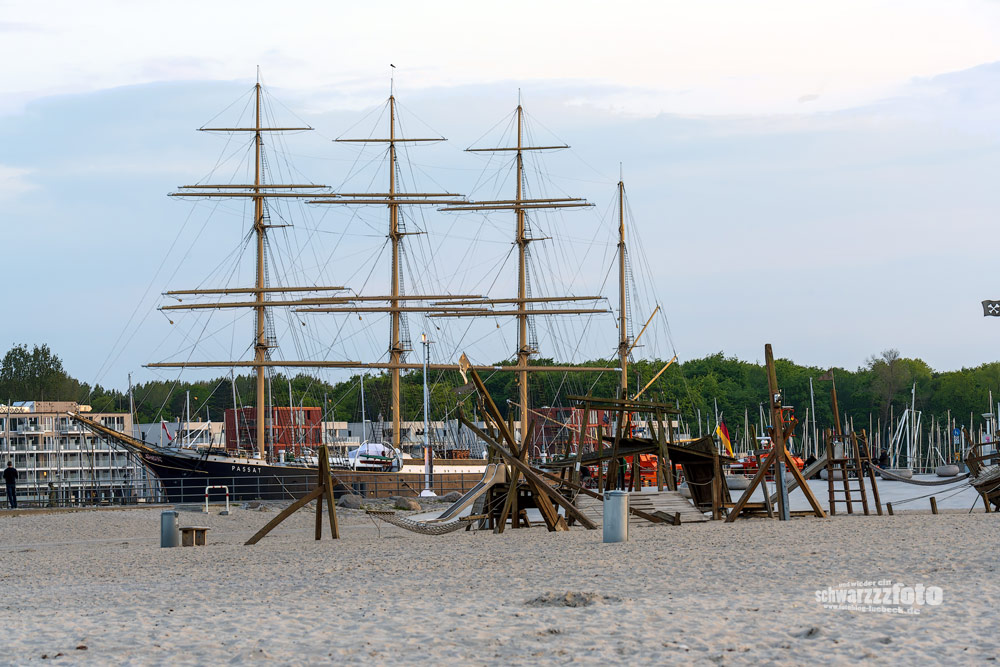 Zum Sonnenuntergang am Strand