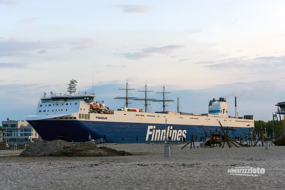 Zum Sonnenuntergang am Strand